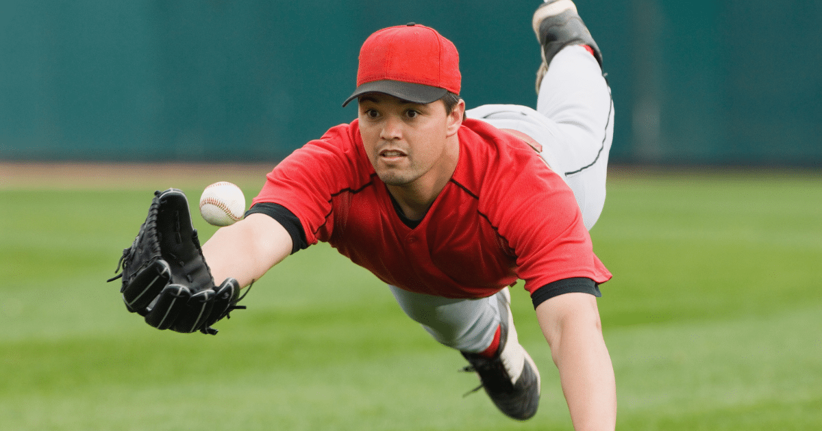 5 Best Baseball Gloves For Lefthanders 1 Canva: Lefthanded outfielder diving catch